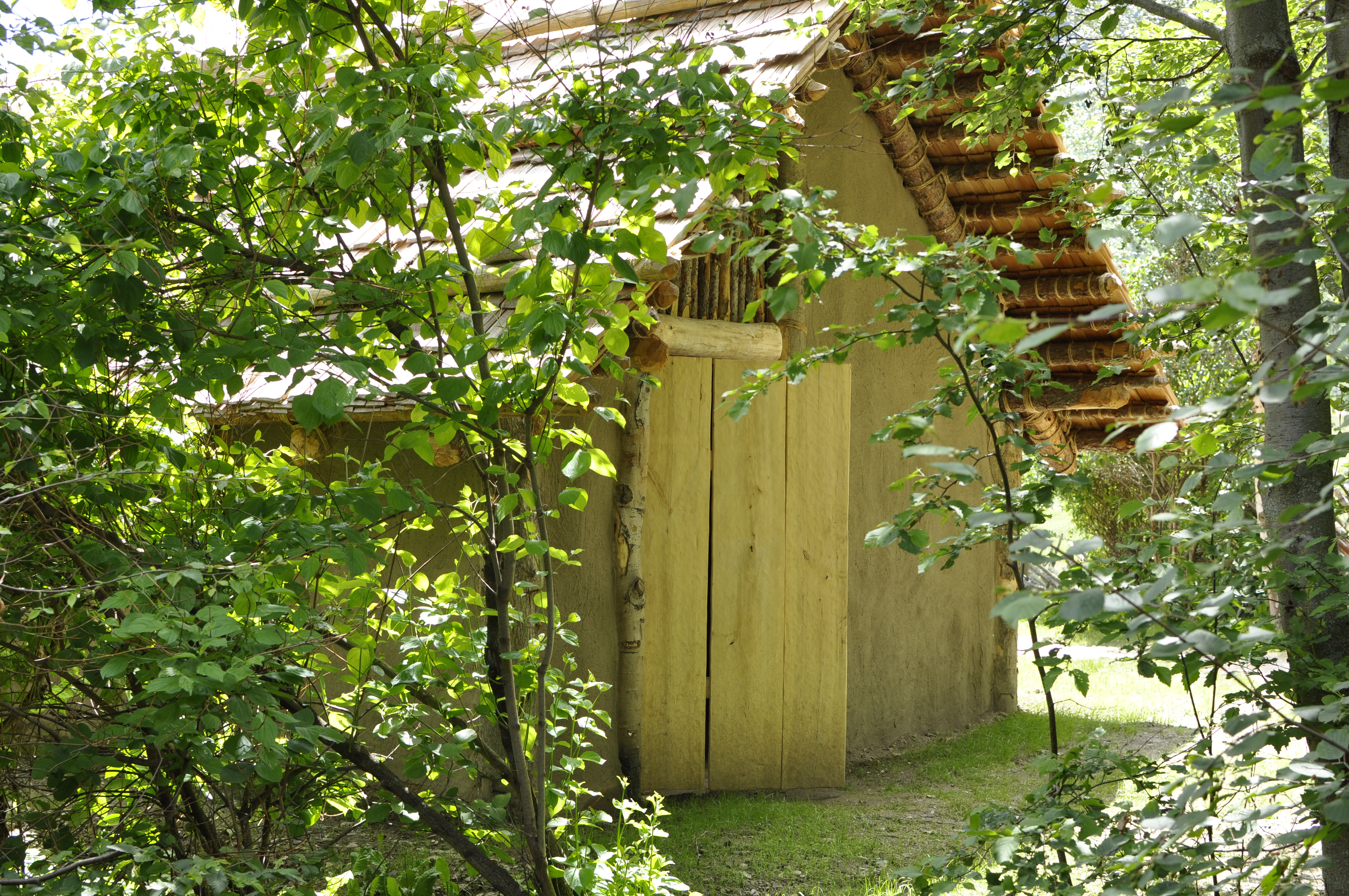 Jungsteinzeitliche Hausrekonstruktion Villanders-Plunacker im neugestalteten Freilichtbereich des archeoParc Schnalstal<br/> Ricostruzione della casa neolitica Villandro-Plunacker nella nuova area allaperto archeoParc Val Senales <br/>Neolithic house reconstruction Villandro-Plunacker at the new open-air area of archeoParc Val Senales <br/><br/> Villanders Plunacker (I), 2710 B.C.
