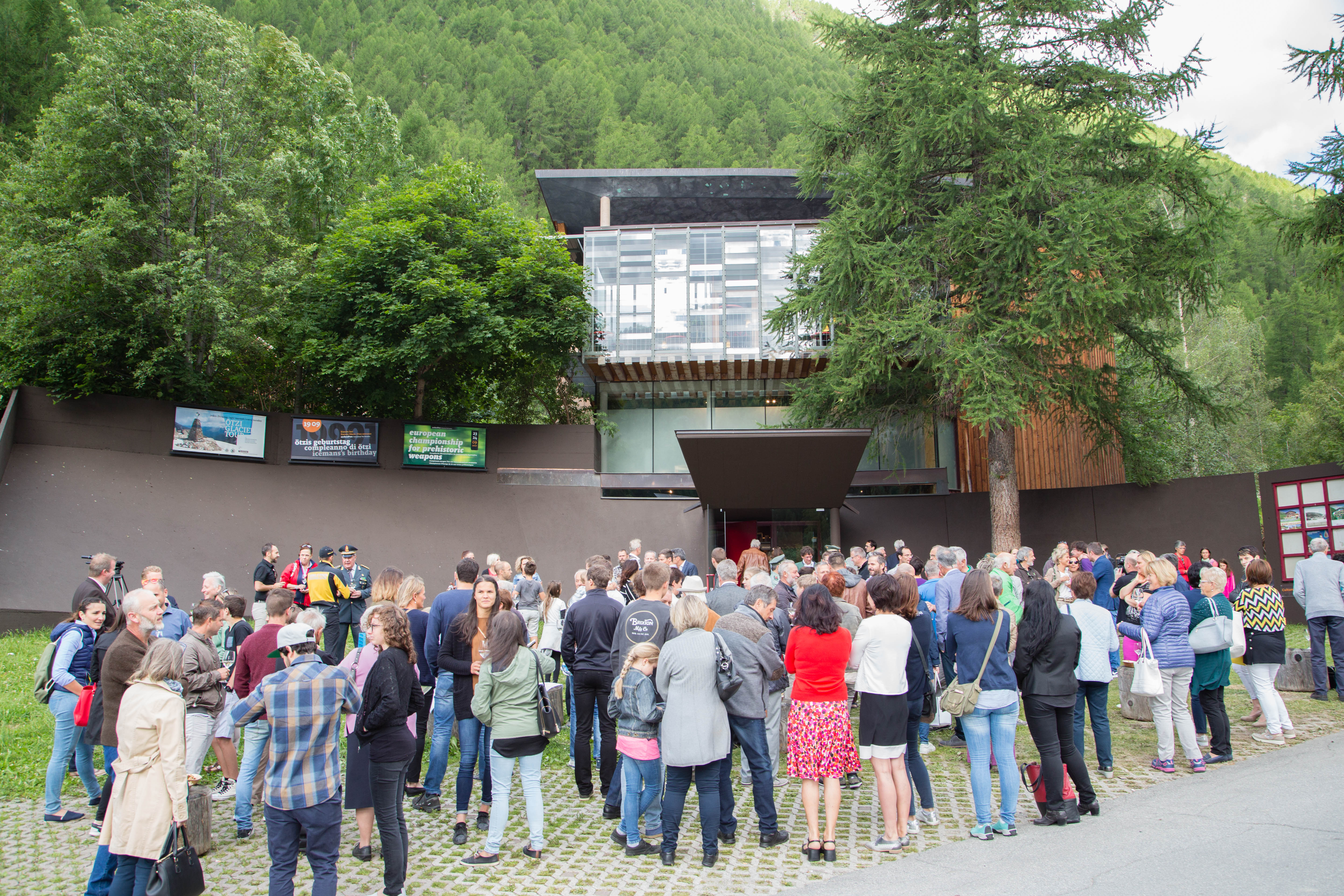 Der Vorplatz des archeoParc Schnalstal kurz vor der EröffnungsfeierLa piazza antistante allarcheoParc Val Senales poco prima della festa dinaugurazioneThe archeoParc forecourt before the inauguration of the new exhibitions15. July 2017