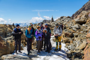 Schnalstal: Gela Allmann, Bergführer Robert Ciatti und die Teilnehmer der Ötzi Glacier Tour an der ÖtzifundstelleVal Senales: Gela Allmann e I partecipanti dellÖtzi Glacier Tour presso il luogo di ritrovamento di Ötzi, lUomo venuto dal ghiaccioVal Senales Valley: Gela Allmann and the participants in the Ötzi Glacier Tour near the discovery site of Ötzi, the IcemanSummer 2017