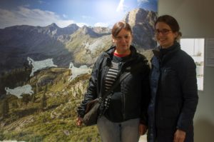 Die Illustratorin Linda Wolfsgruber, besucht zusammen mit archeoParc-Leiterin Johanna Niederkofler die neuen Ausstellungen des archeoParc SchnalstalLillustratrice Linda Wolfsgruber in visita alle nuove mostre dellarcheoParc, alle quali ha contribuito con vari disegniThe illustrator Linda Wolfsgruber visiting the new exhibitions of archeoParc Val SenalesSeptember 2017