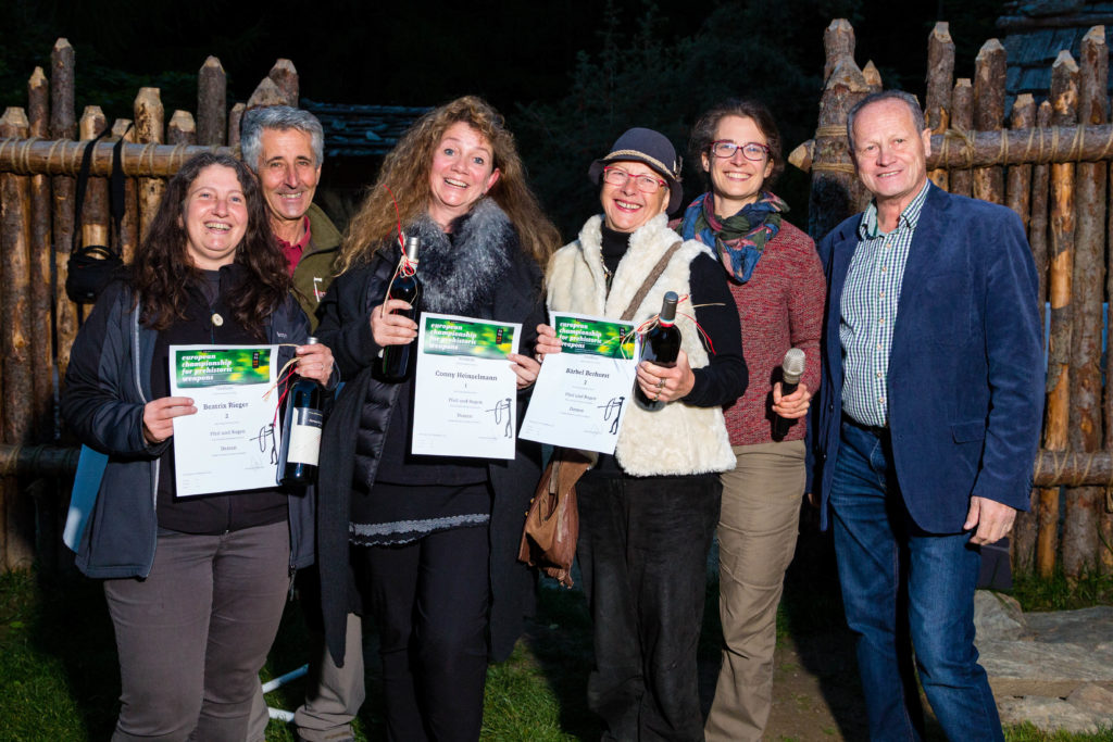 Die Siegerinnen des Bewerbs Bogenschießen, im Rahmen der Europameisterschaften für Prähistorische Waffen im archeoParc SchnalstalLa premiazione delle vincitrici del torneo di tiro con larco allarcheoParc Val Senales, tappa del campionato europeo per armi preistoriche Presentation ceremony for the winners of the archery competition, category Women, during the European Championship for Prehistoric Weapons at archeoParc Val Senales f.l.t.r.: Beatrix Rieger, D (2st place ), Ernst Gamper, Conny Heinzelmann, CH (1rd place), Bärbel Berhorst, D (3nd place), archeoParc director Johanna Niederkofler, mayor of Senales Karl Josef RainerSeptember 2017