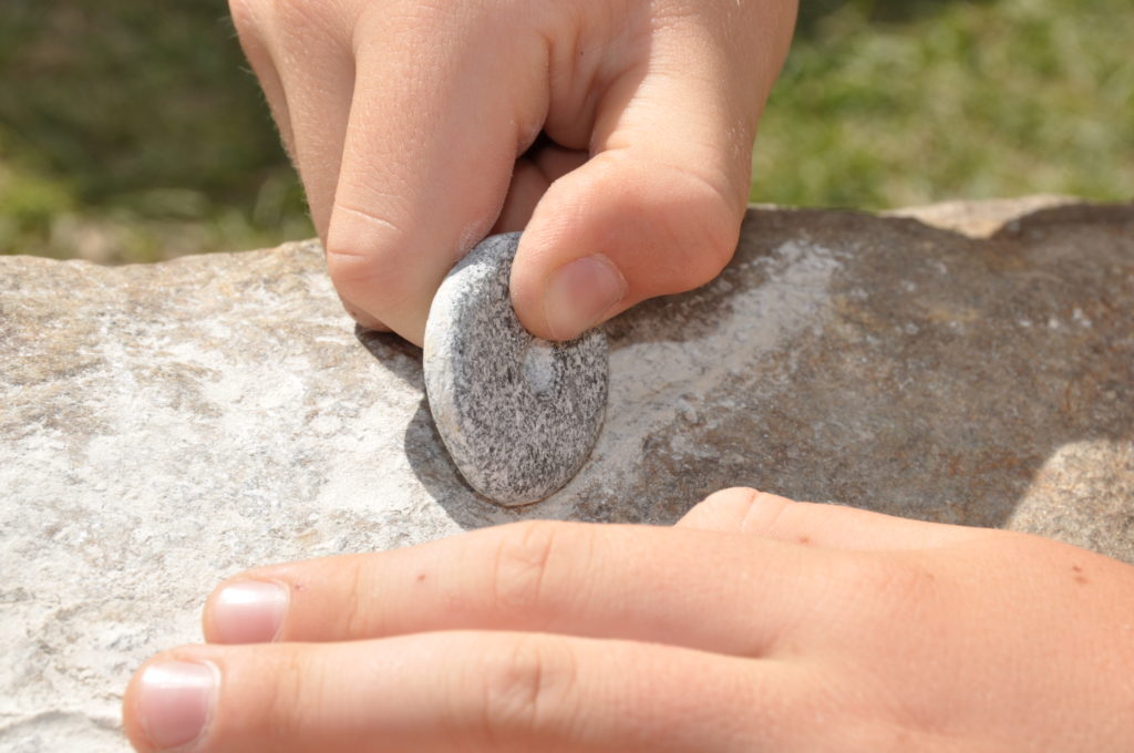 Besucherwerkstatt Speckstein schleifen im Freilichtbereich des archeoParc SchnalstalLaboratorio didattico sulla lavorazione della steatite nellarea allaperto dellarcheoParc Val SenalesHands-on activity working with soap stone at the open-air area of archeoParc Val Senales