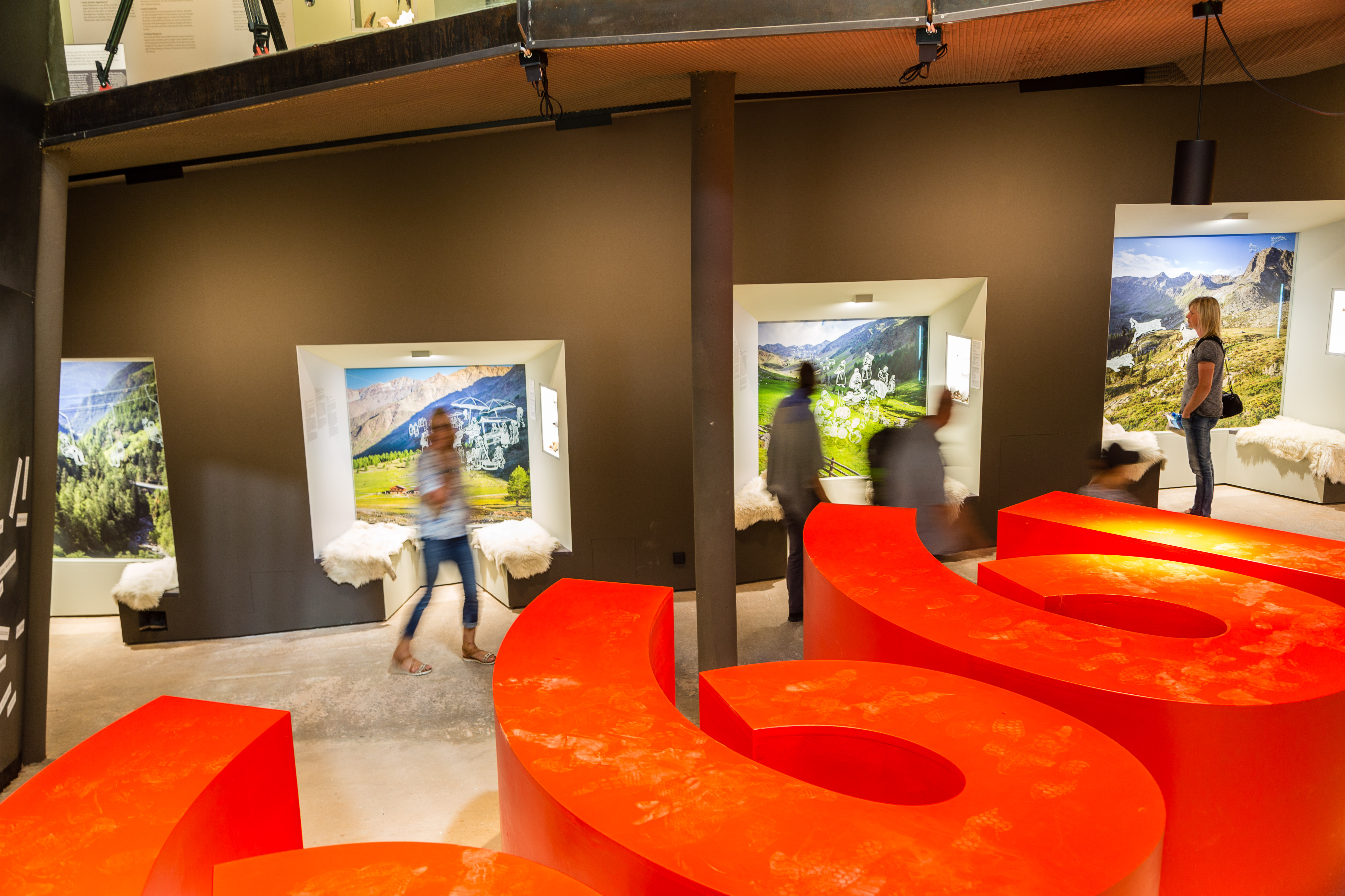 Zeitnischen in den Ausstellungen des archeoParc Schnalstal illustrieren die Geschichte des Tales, in dem Ötzi gefunden wurdeDisegni e fotografie illustrano la storia della valle nella quale fu trovato Ötzi nelle mostre dellarcheoParc Val SenalesA part of the exhibition at the archaeological open-air museum archeoParc val Senales explains the history of val Senales vally using drawings and photos