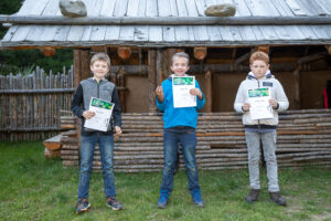 Siegerehrung Bewerb Bogenschießen, Kategorie Kinder, im Rahmen der Europameisterschaften für Prähistorische Waffen im Freilichtbereich des archeoParc SchnalstalCerimonia di premiazione degli arcieri, categoria bambini, nel corso del campionato europeo di tiro con larco preistorico e lancio con il propulsore allarcheoParc Val SenalesPresentation ceremony for the winners of the archery competition, children category, during the European Championship for Prehistoric Weapons at archeoParc Val Senalesf.l.t.r.:, Tom Lukas (2st place), Liam Lukas (1st place), Gabriel Gulde (3rd place)br/>September 2021