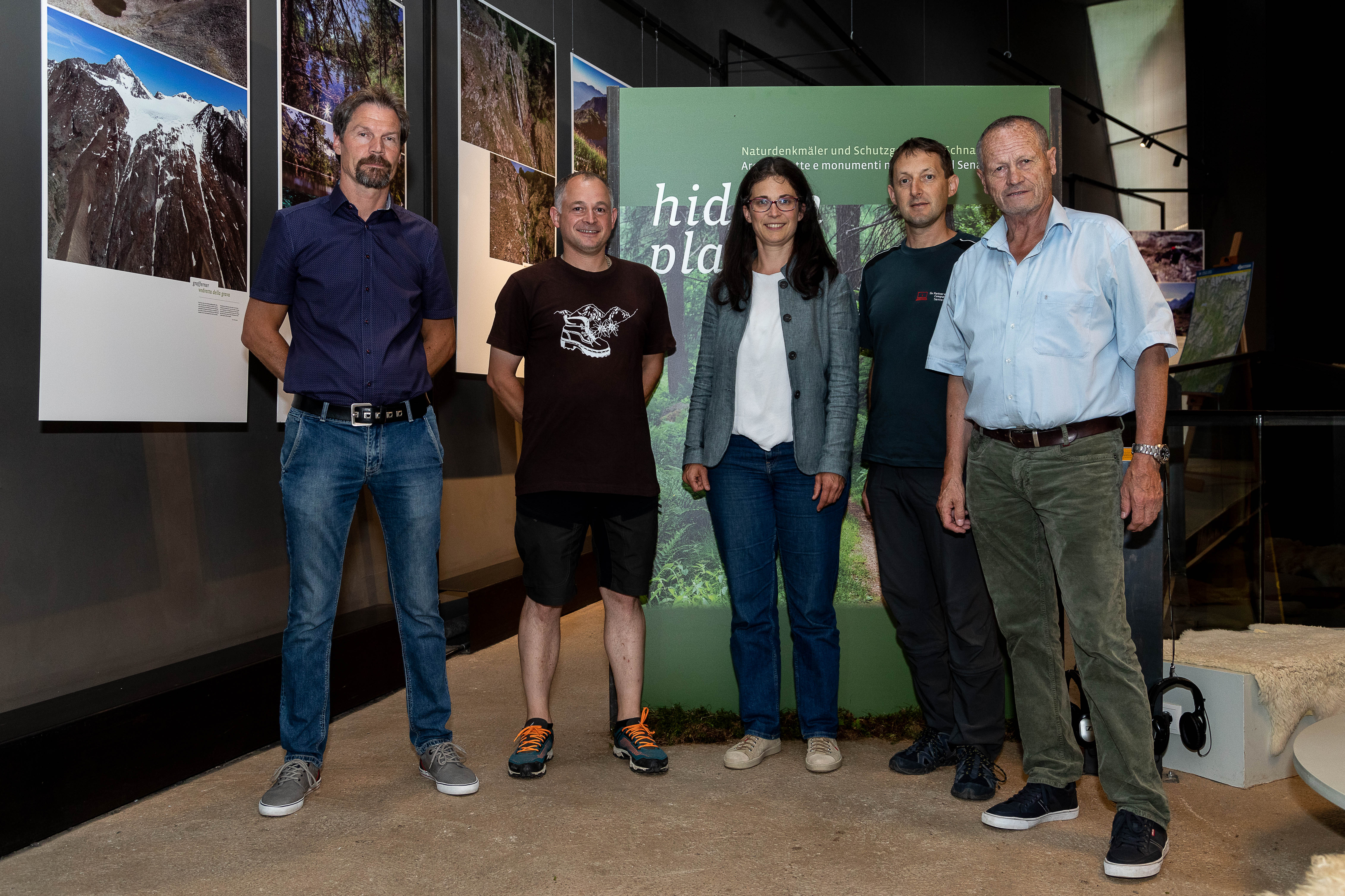 Eröffnung der Sonderausstellung Hidden places im archeoParc Schnalstalv.l.n.r.: Gerhard Müller, Vorstandsmitglied im Museumsverein, Norbert Sachsalber, die archeoParc-Leiterin Johanna Niederkofler, Peter Santer und Karl Josef Rainer, Bürgermeister der Gemeinde Schnals Inaugurazione della mostra temporanea Hidden places nellarcheoParc Val Senales da sx a dx: Gerhard Müller dellassociazione museale, Norbert Sachsalber, Johanna Niederkofler, la direttrice dellarcheoParc, Peter Santer e il sindaco di Senales Karl Josef RainerInauguration of the temprary exibition 2022 at the archeoParc Val Senalesf.l.t.r.: Gerhard Müller, museum association, Norbert Sachsalber, Johanna Niederkofler, director of the archeoParc, Peter Santer, Karl Josef Rainer, major of Senales July 2022