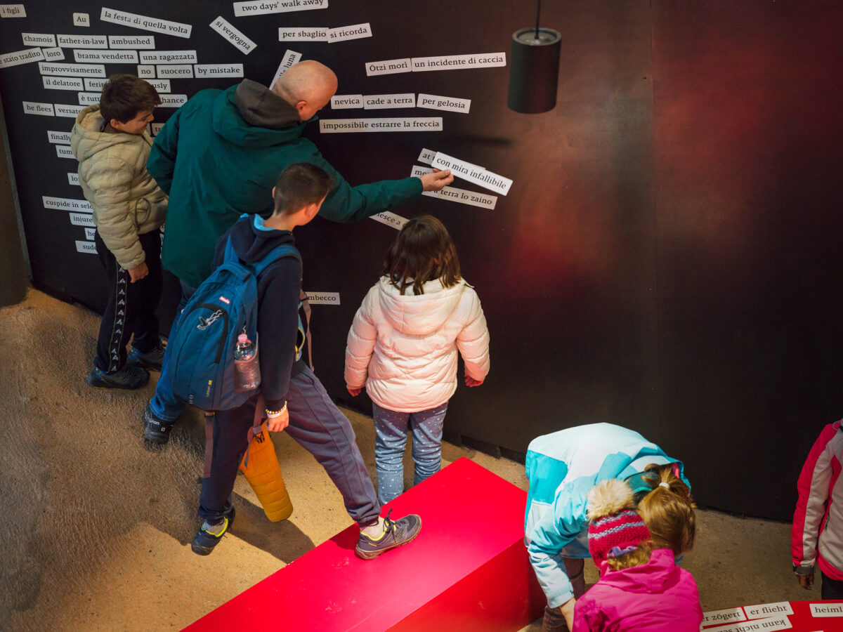 Kinder im archeoParc-Freilichtbereich<br/>Bambini in visita dellarcheoParc Val Senales<br/> Children visiting the archeological open-air museum archeoParc Val Senales