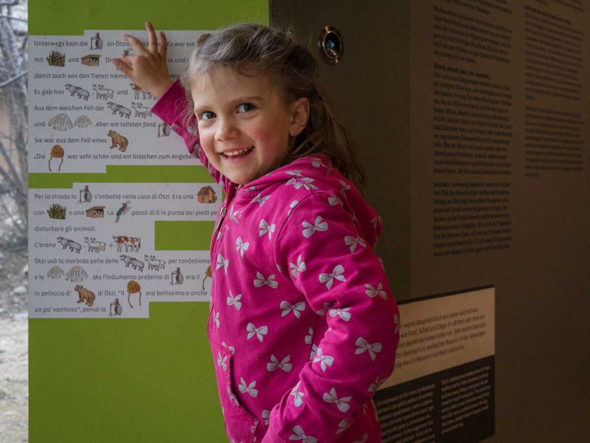 Kindertext mit Illustrationen von Linda Wolfsgruber in den Ötzi-Ausstellungen im archeoParc-Besucherzentrum<br/>Testo per i bambini con illustrazioni dellartista altoatesina Linda Wolfsgruber presso larcheoParc della val Senales<br/>Child visiting the archeological open-air museum archeoParc Val Senales